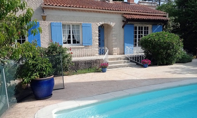 Entraigues-sur-la-Sorgue Villa | Air-conditioned house with saltwater pool in a green setting