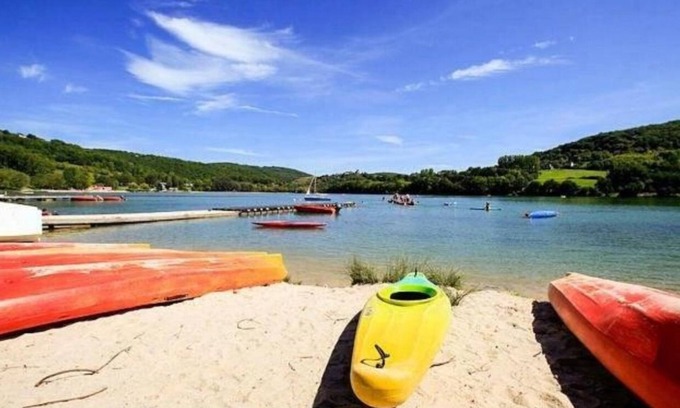 Lissac-sur-Couze Ski Chalet | Air-conditioned chalet with lake view