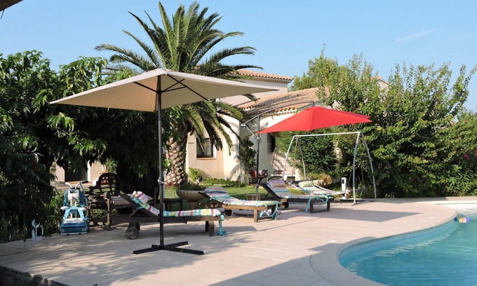Eyragues Apartment | Air-conditioned apartment with swimming pool EYRAGUES in lush greenery