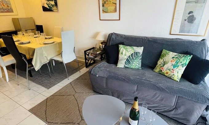 Antibes Condo | Air-conditioned T2 near shops and beach