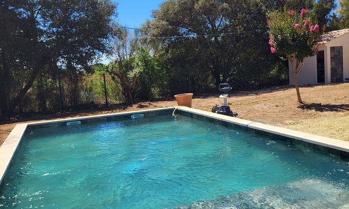 Aubignan Villa | Air-conditioned villa with pool and fence