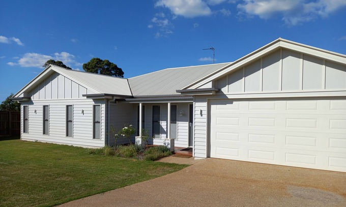 Kleinton House | Airconditioned large family home. Sleeps 8 and pet friendly.