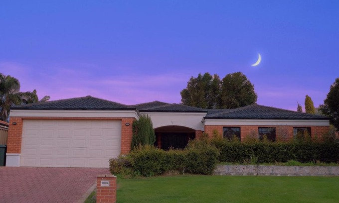 Canning Vale House | Airport 6BR Haven - Quiet Yard & AC