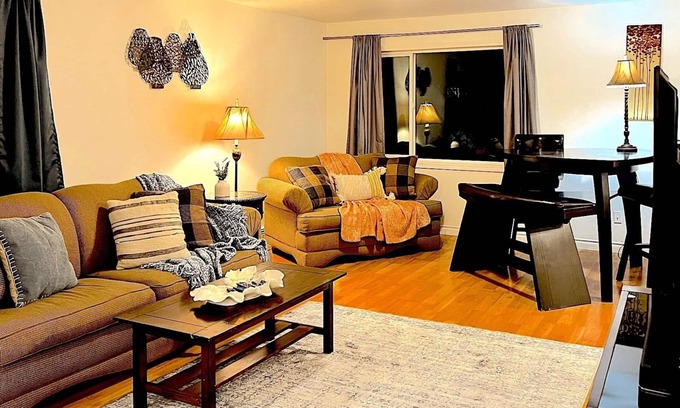 Sand Lake Apartment | Airport Aurora - Near Airport, Shopping, and Best Sushi in Town!