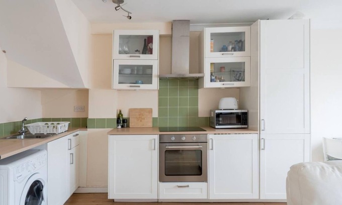 Ringsend Apartment | Airy and Light 2BD Flat in Dublin