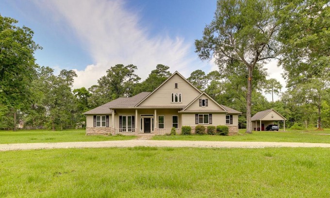 Hull House | Airy Dayton Vacation Home with Deck and Private Yard!