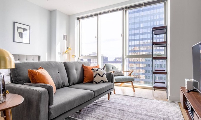 Downtown Chicago Apartment | Airy Loop Studio w/Gym, Pool, nr. Chicago Riverwalk, by Blueground