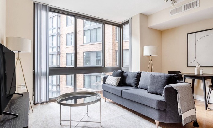 Mount Vernon Triangle Apartment | Airy Mount Vernon 1BR w/Gym, Pool & W/D, near Chinatown, by Blueground