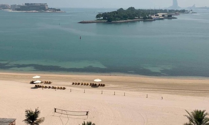 Palm Jumeirah Apartment | Al Dabas Beach Views, 3BD Sleeps 6, Beachfront