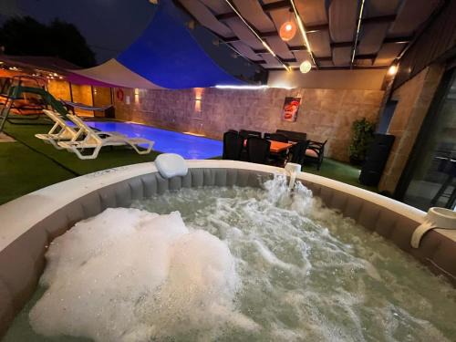 Al Kafrayn Ski Chalet | Al Zain Chalet - Private Pool