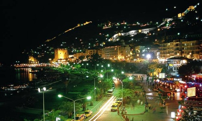 Mahmutlar Villa | Alanya Villa private Pool 10- 15 mins walk to Beach &Town Centre. Sleeps10