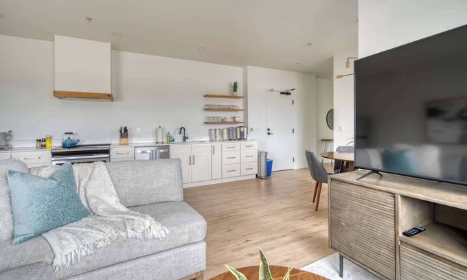 Humboldt Apartment | Alberta Arts 2BR Prime Spot Modern Vibes