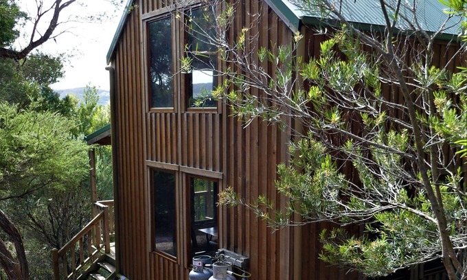 Killiecrankie Cottage | Albie's cottage: Cute secluded timber home on a bush block by the sea
