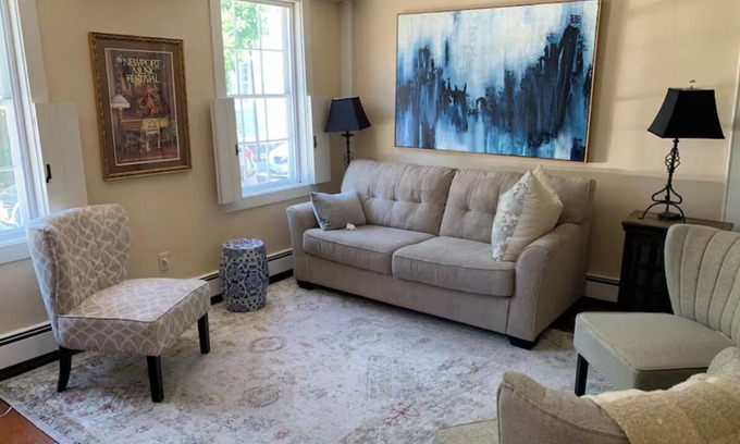 Off Broadway House | Alexander Hamilton Slept Here - 5-bedroom house with AC in downtown Newport