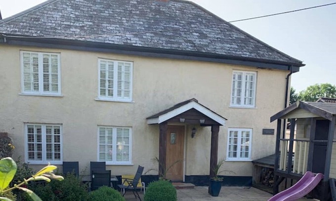 Fenny Bridges Cottage | Alfington Farm Cottage, full of charm & character