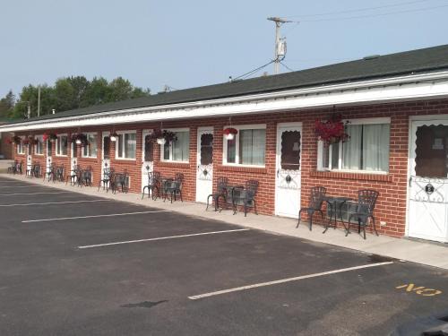 Algoma District Hotel | Algoma Motel