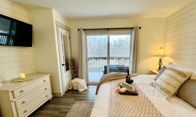 Collingwood House | Algonquin tranquil centrally located townhome