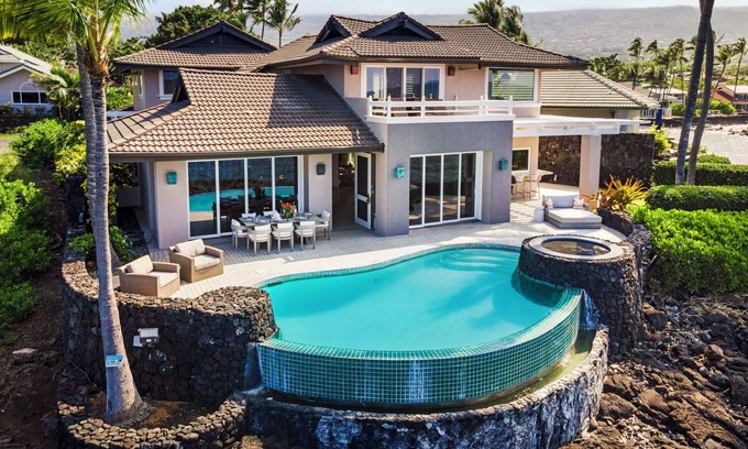 Kailua-Kona House | Ali'i Point #9: Lavish Oceanfront Home w/Pool & Spa- Relax & Watch the Waves