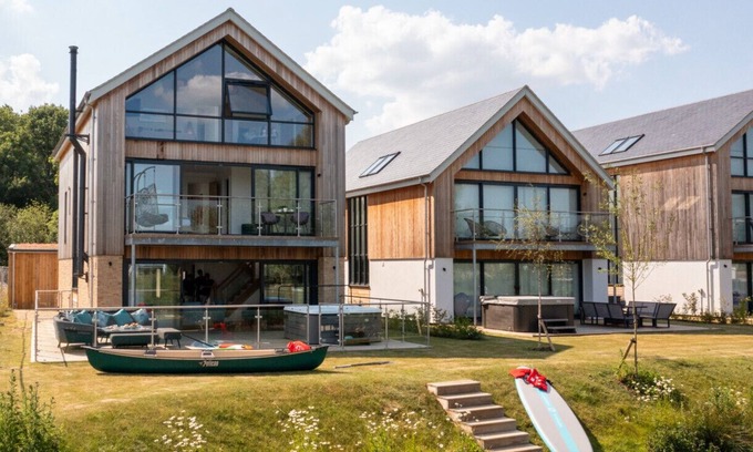 Cirencester Villa | All Aboard - ML53 - HOT TUB - Lakeside Spa