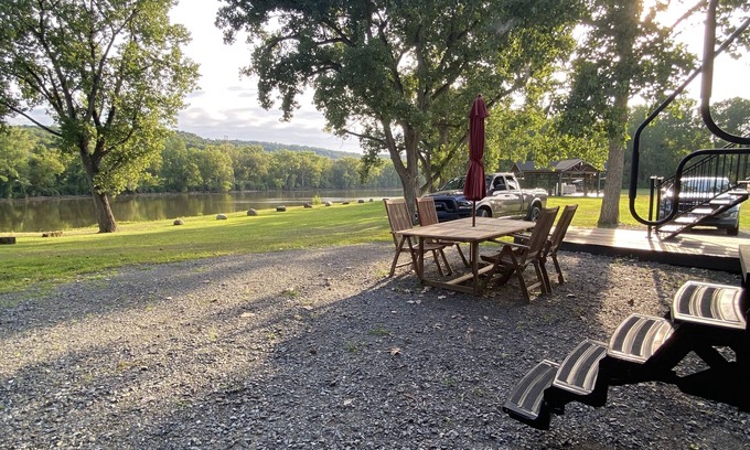 St. Johnsville Cabin | All aboard! Riverfront FJ&G Caboose