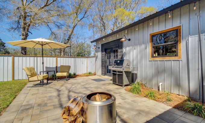 Perkinston Cottage | 'All About the Buzz' Cottage w/Patio & Yard!