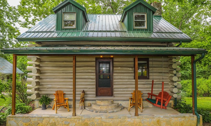 Hillsboro Cabin | All season getaway. Relax at The "Wilberness" Log Cabin close to Rocky Fork Lake
