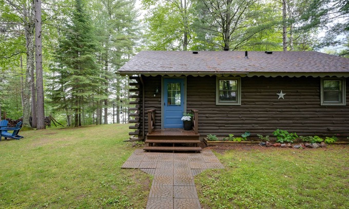 Minocqua Cabin | All-seasons lakefront cabin with dock, wood fireplace, kitchen, kayaks, & AC