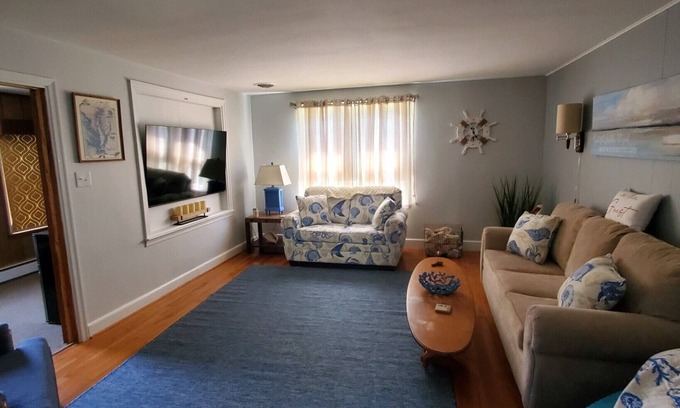 Rock Hall House | All the comforts of home within a 3 Min. walk to the Bay, Restaurants Marinas.