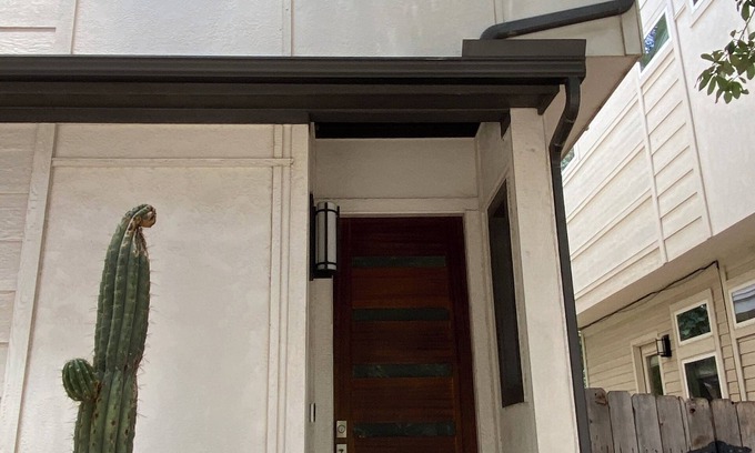 East Cesar Chavez House | All the comforts of home in a location that combines privacy with accessibility