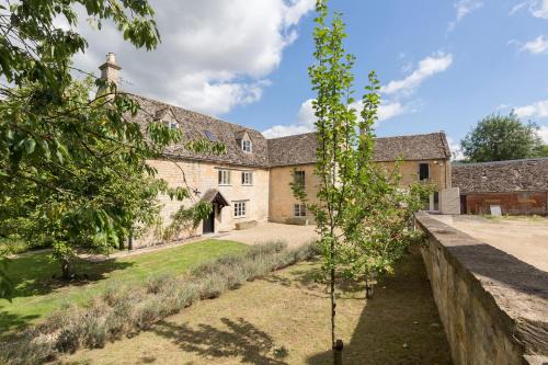 Winchcombe House | Almsbury Farmhouse