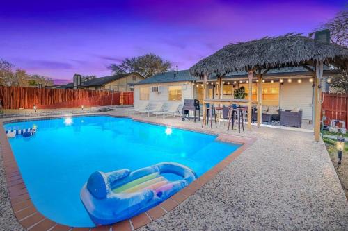 Woodstone House | Aloha 4Br Private Pool Tiki Bar & Game Lounge!