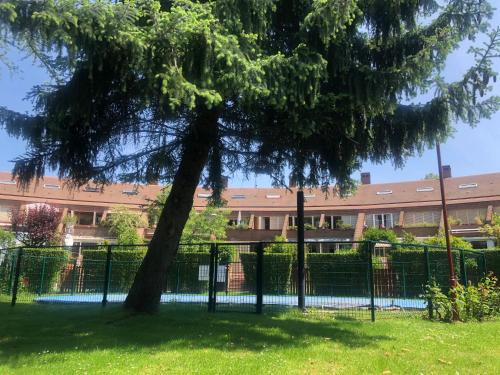 Burgos Apartment | Alojamientos Castellana Jardín 1 y 2 PARKING Y PISCINA GRATIS!