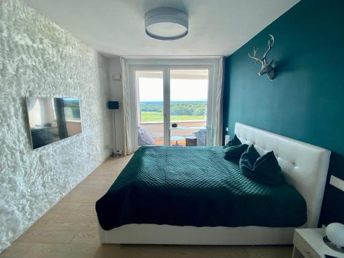Thalkirchen House | ALPEN-PANORAMA SUITE - Einzigartige Privatsuite hoch über München, 12tes OG, Alpenblick, Loggia, Whirlpool, 15 Minuten zum Zentrum, Ruhe und Erholung in der Stadt München für privat und geschäftlich Reisende