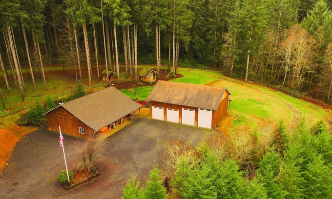 Adna House | Alpha Lodge, FALL special, Peaceful retreat, 14 guests max, fun & games, parking