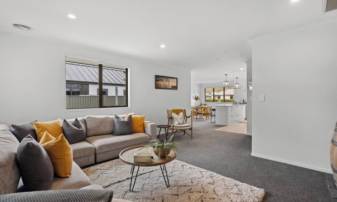 Lowburn House | Alpha'N'est - Cromwell Holiday Home