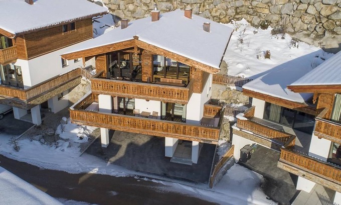 Schonbach Ski Chalet | Alpine Chalet with Sauna and Balcony