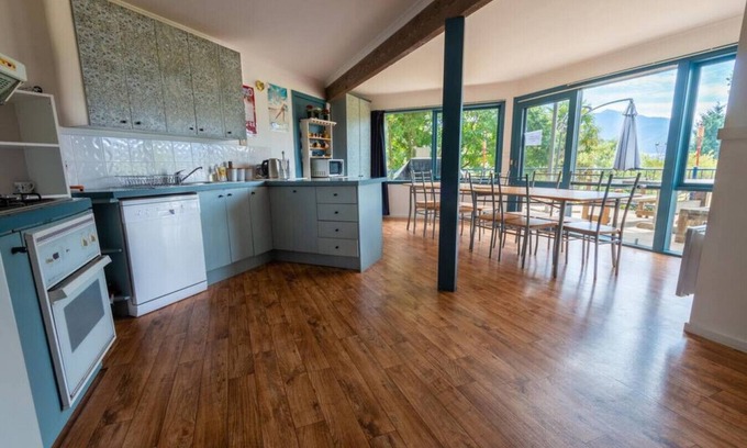 Tawonga Ski Chalet | Alpzview Guesthouse; 2 storey villa