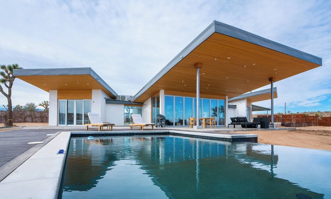 Yucca Valley Villa | Alto Yucca- Joshua Tree Modern Glass house with private pool