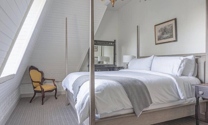 Kingston Hotel | Always a Great Idea To Unwind! Free Parking, Bike Rental, Near Loughran Park