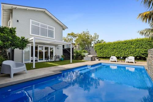 New Plymouth Apartment | Amaroo - poolside studio near Pukekura Park
