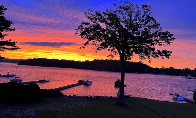 Malletts Bay House | Amazing 1-bedroom private loft with lake views and access in Mallet's Bay.