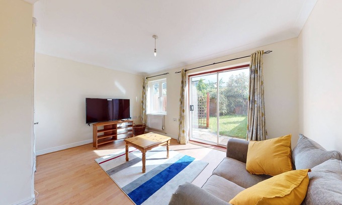 Evelyn House | Amazing 2 Bed House w/Private Parking & Private Garden