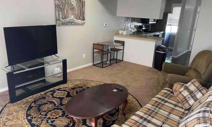 Bryant Apartment | Amazing 2 Bedroom/1 Bath Apartment #B - Heart of Bryant, AR