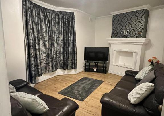 Plumstead Apartment | Amazing 2bedroom house close to local amenities.
