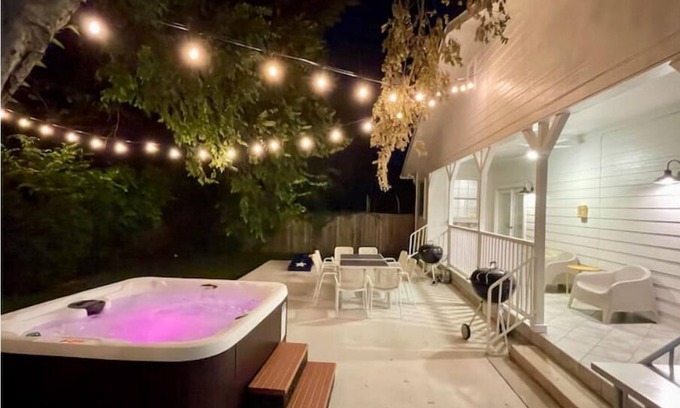 South Manchaca House | Amazing Austin Gataway 6BR4BA: HotTub Billiards Patio Chef Kitchen