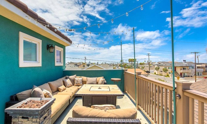 West Newport Apartment | Amazing Beach House! Great Roof Deck. 1 block from beach-A/C-Garage Parking