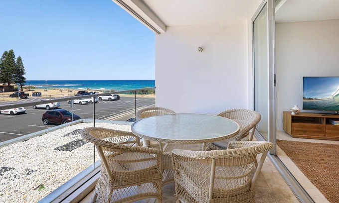 Narrabeen Apartment | Amazing Beachfront Location on North Narrabeen Beach