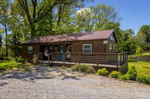 Marion House | Amazing Cozy Cabin with Fireplace in Marion, Illinois
