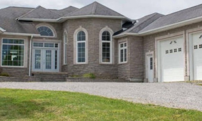 Selwyn House | Amazing custom home with with it's own all season hockey rink.