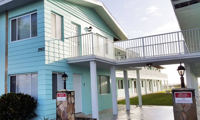 Cocoa Beach Condo | Amazing- fully furnished beachside condo!